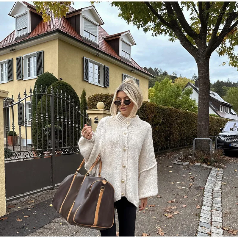Gebreid damesvest met knopen – Oversized model met ballonmouwen