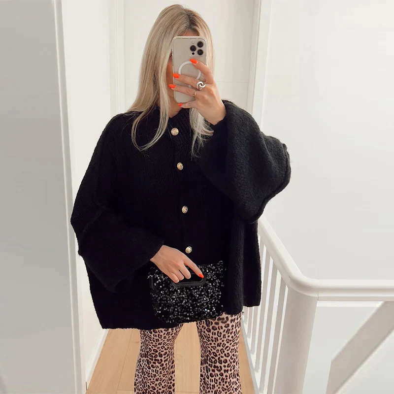 Gebreid damesvest met knopen – Oversized model met ballonmouwen
