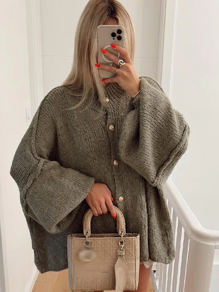 Gebreid damesvest met knopen – Oversized model met ballonmouwen