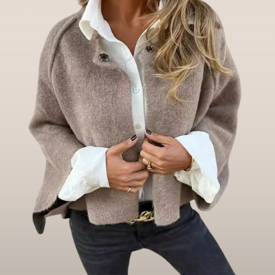 Maud – Korte Jas met Wollook en Drukknoopsluiting