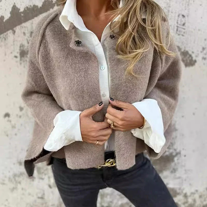 Maud – Korte Jas met Wollook en Drukknoopsluiting
