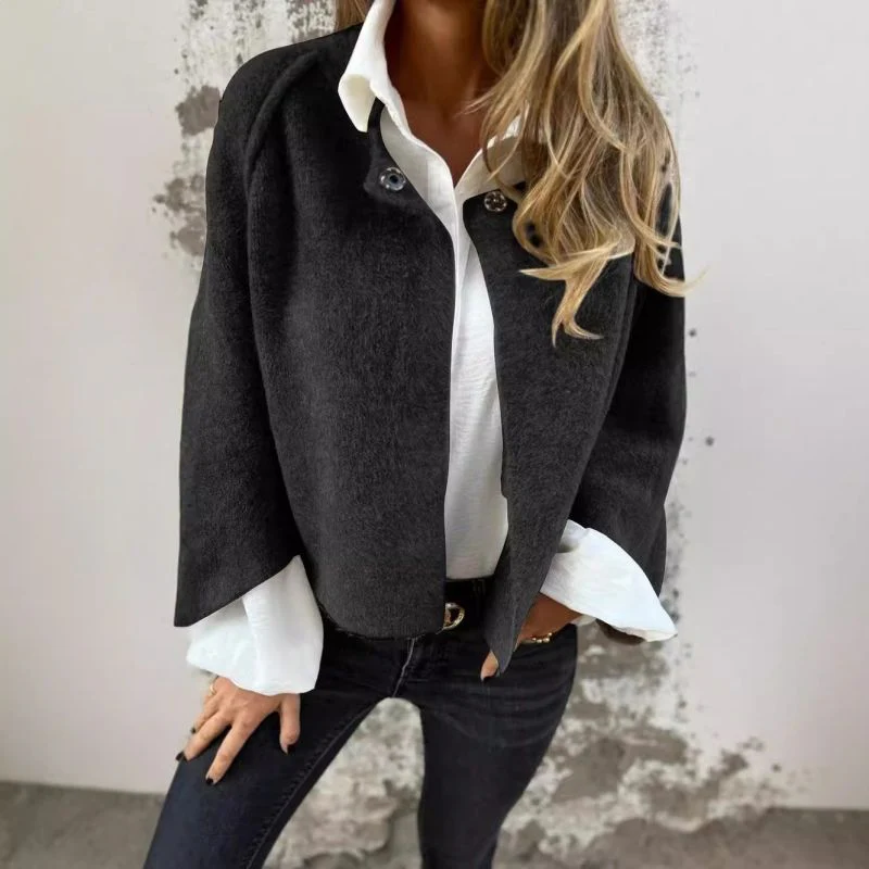 Maud – Korte Jas met Wollook en Drukknoopsluiting