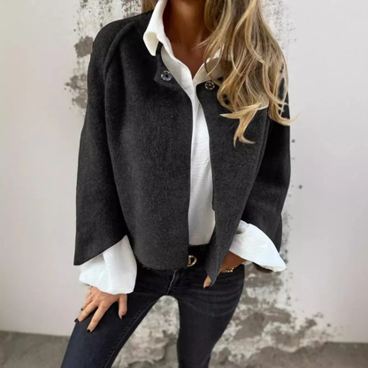 Maud – Korte Jas met Wollook en Drukknoopsluiting